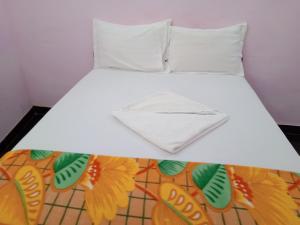 Ein Bett oder Betten in einem Zimmer der Unterkunft Rainbow Guest House