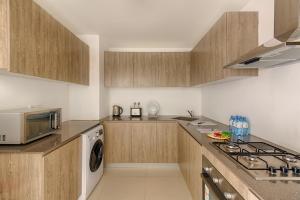 Кухня или мини-кухня в Fairway Sunset Serviced Apartments
