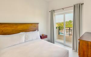 Кровать или кровати в номере Fairway Sunset Serviced Apartments +18 фотографий