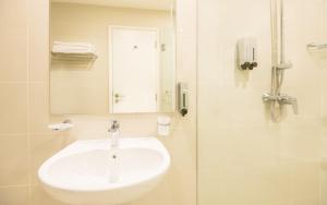Ванная комната в Fairway Sunset Serviced Apartments
