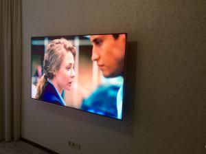 En tv och/eller ett underhållningssystem på Apartments & Vernissage on Kostandi