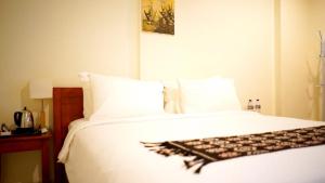 Postel nebo postele na pokoji v ubytování Kalton Hotel