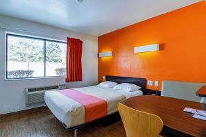 una habitación de hotel con una cama y una mesa en Motel 6-Palatine, IL - Chicago Northwest, en Palatine