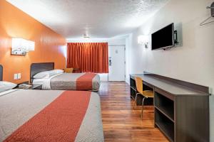 מיטה או מיטות בחדר ב-Motel 6-Columbus, OH