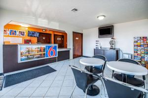 a fast food restaurant with two tables and chairs at Motel 6-Columbus, OH in Columbus