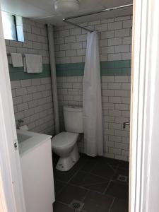 un baño con inodoro y lavabo en Colony Inn Hotel, en Jerilderie 22 fotos más
