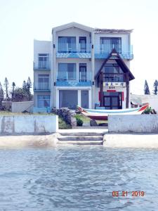 Huxi海天一舍民宿的停泊在水边建筑物前的船只