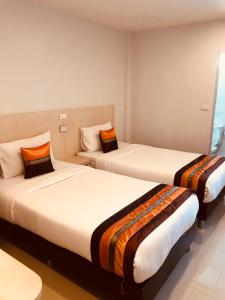 um quarto de hotel com duas camas num quarto em Chiangmun Boutique em Chiang Mai