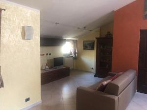 a living room with a couch and a television at Chez Bruna in Doues