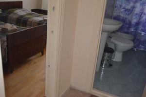Ein Badezimmer in der Unterkunft Alex's Cosy Guesthouse