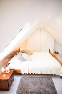 Кровать или кровати в номере Ferienwohnungen in Wremen