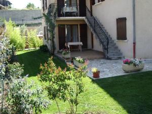 een huis met een trap en een tuin met planten bij Millau Aveyron Location Vacances in Millau