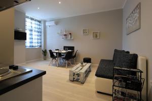 ein Wohnzimmer mit einem Sofa und einem Tisch in der Unterkunft Apartments Karla in Rijeka