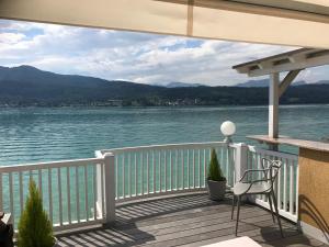 balkon z widokiem na wodę w obiekcie Ferienwohnung Töschling Wörthersee w mieście Techelsberg am Worthersee