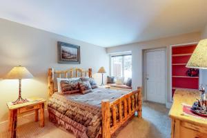 een slaapkamer met een houten bed in een kamer bij Crail Creek 607 in Big Sky