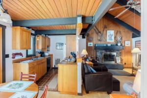 eine Küche und ein Wohnzimmer mit einem Kamin in der Unterkunft Yellowstone 28B in Big Sky