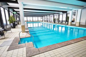 una grande piscina con acqua blu in un edificio di Strand Hotell Borgholm a Borgholm