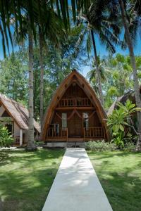 a building with a pathway in front of it at Island View Bar & Bungalow in Gili Air