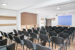 a room with rows of chairs in a classroom at HB Brilliant in Braşov