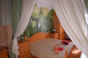 ein Schlafzimmer mit einem Bett mit zwei roten Handtüchern darauf in der Unterkunft Stivan Iskar Hotel in Sofia