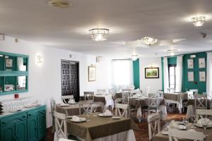 Reštaurácia alebo iné gastronomické zariadenie v ubytovaní Hotel Zuhayra