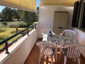 d'un balcon avec une table et des chaises. dans l'établissement La Ampolla Beach - Cap Roig, à L'Ampolla