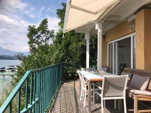 taras ze stołem i krzesłami na balkonie w obiekcie Ferienwohnung Töschling Wörthersee w mieście Techelsberg am Worthersee