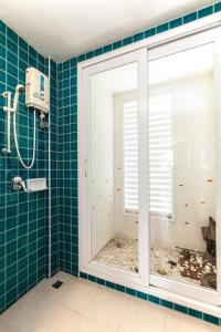 Ένα μπάνιο στο Baan Talay Samran 4 Bedrooms Villa with Beach and 3 pools
