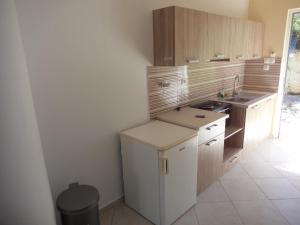 ザキントスにあるKaterina Apartments near the Seaの白いキャビネット、シンク、カウンター付きのキッチン +12枚の写真