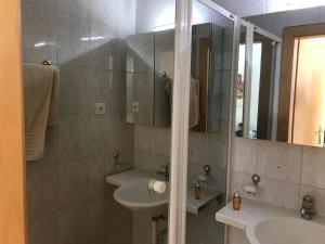 łazienka z umywalką i lustrem w obiekcie Ferienwohnung Töschling Wörthersee w mieście Techelsberg am Worthersee +15 zdjęć