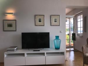 Telewizja i/lub zestaw kina domowego w obiekcie Ferienwohnung Töschling Wörthersee