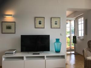 Telewizja i/lub zestaw kina domowego w obiekcie Ferienwohnung Töschling Wörthersee