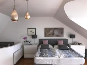 sypialnia z łóżkiem i 2 szafkami nocnymi w obiekcie Ferienwohnung Töschling Wörthersee w mieście Techelsberg am Worthersee