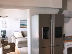 Apartament obejmuje kuchnię i salon z lodówką ze stali nierdzewnej. w obiekcie Ferienwohnung Töschling Wörthersee w mieście Techelsberg am Worthersee