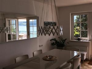jadalnia ze stołem i lustrem w obiekcie Ferienwohnung Töschling Wörthersee w mieście Techelsberg am Worthersee