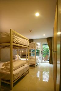 CHERN Bangkok emeletes ágyai egy szobában