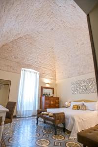 1 dormitorio con 1 cama grande en una habitación con techo en Perlage Suite Luxury B&B - Amazing view of Trulli en Alberobello