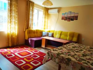 een woonkamer met een bank en een tafel bij CITY STAY in Varna in Varna