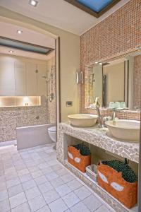 baño con 2 lavabos y espejo grande en Perlage Suite Luxury B&B - Amazing view of Trulli en Alberobello