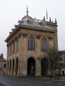 duży kamienny budynek z dachem na ulicy w obiekcie Red Lion Accommodation w mieście Abingdon