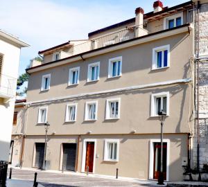 Το κτήριο όπου στεγάζεται  η παραθεριστική κατοικία +2 φωτογραφίες