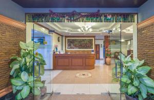 eine Lobby mit Pflanzen in der Mitte eines Gebäudes in der Unterkunft Krabi Phetpailin Hotel in Krabi