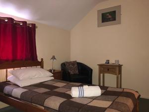 A bed or beds in a room at Red Lion Accommodation 