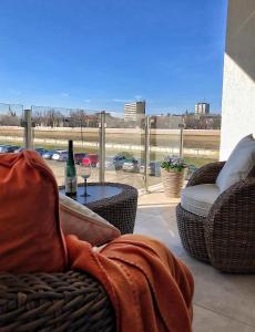 A seating area at Moment Apartments