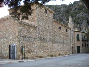 un grand bâtiment en pierre avec un mur en pierre dans l'établissement Casa Rural El Balcón de Cazorla, à Tiscar