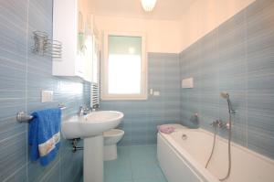 e bagno con lavandino, servizi igienici e vasca. di Nice Apartment near Adriatic sea a Montesilvano Marina