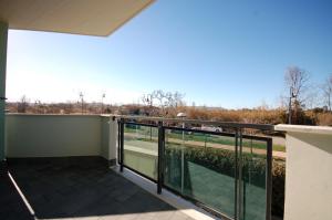 balcone con vista su una strada di Nice Apartment near Adriatic sea a Montesilvano Marina