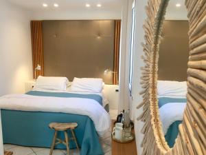 マナローラにあるDa Baranin B&Bのベッド2台と鏡が備わるホテルルームです。