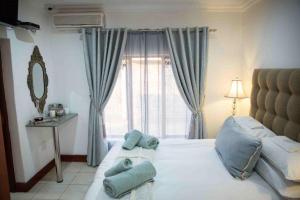 Un pat sau paturi într-o cameră la Vaal De Vue Guesthouse