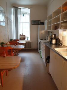 Kuchyň nebo kuchyňský kout v ubytování Visby Fängelse